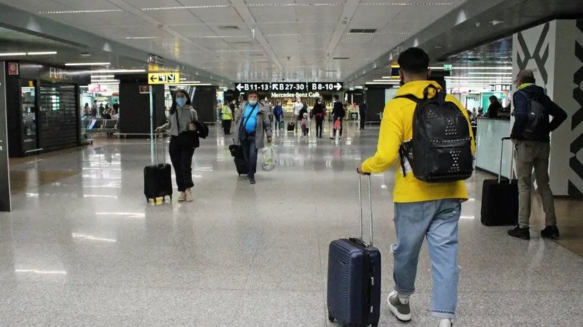 Traffico passeggeri in partenza e in arrivo all'aeroporto di Fiumicino, Roma, 8 giugno 2020. ANSA/TELENEWS