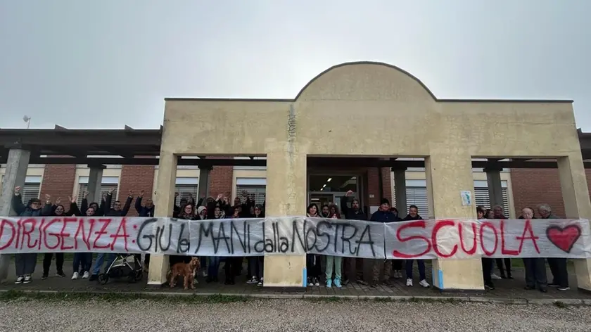 La protesta e i cartelloni issati dai genitori degli alunni delle scuole che afferiscono all’istituto comprensivo di Sant’Urbano