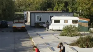 IL TRASLOCO Nella foto sopra, i controlli di polizia al campo nomadi A sinistra, l’area di via Longhin interessata al trasloco