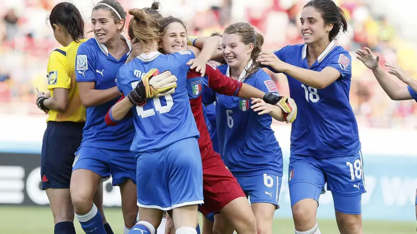 epa04154846 Italy players celebrate after defeating Venezuela in a penalty shoot-out in their Women's Under-17 Soccer World Cup third place play off, in San Jose, Costa Rica, 04 April 2014. EPA/Jeffrey Arguedas