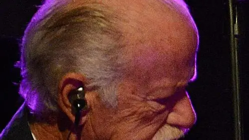 Gino Paoli in concerto nel luglio 2013 a Peccioli in provincia di Pisa. ANSA/FRANCO SILVI