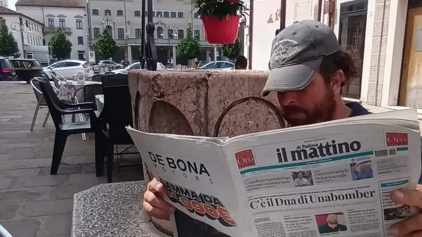 Mantoan, il presunto Fleximan, intento a leggere i giornali che parlano di lui