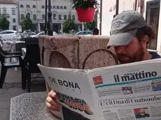 Mantoan, il presunto Fleximan, intento a leggere i giornali che parlano di lui
