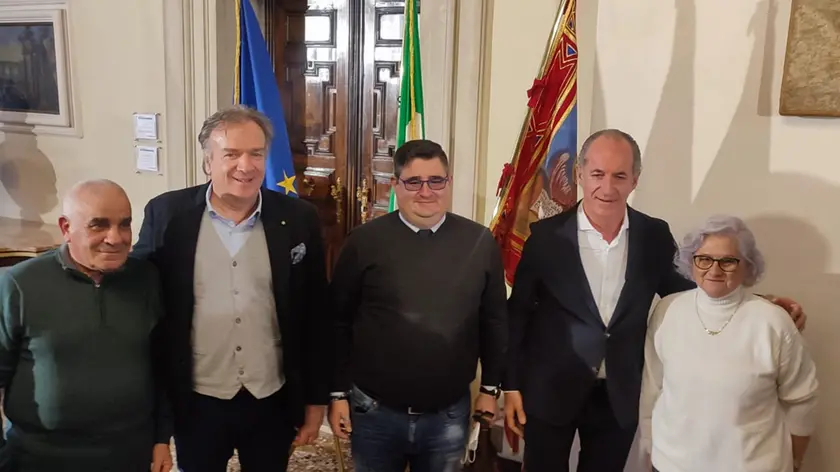 Il presidente Luca Zaia con il cardiochirurgo Gino Gerosa, il giovane trapiantato e la sua famiglia