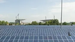 Distesa di pannelli davanti allo stadio