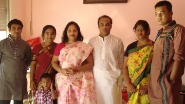 SEGRETARIO DI SABUZ BANGLA Asher al centro con famiglia e amici