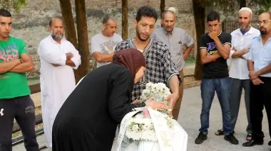 IL RITO FUNEBRE. Il toccante momento d’addio da parte dei genitori prima della chiusura della bara e i partecipanti al saluto islamico organizzato a Este. Sotto la foto di Aya tra i fiori