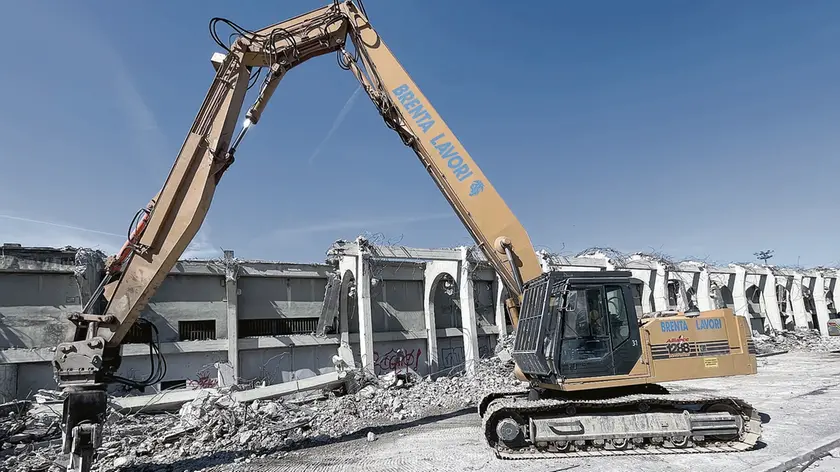 La tribuna Est dell'Appiani demolita (foto Agenzia Bianchi)
