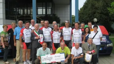 GEMELLAGGIO. Ciclisti e autorità presentano la pedalata fino alla Francia