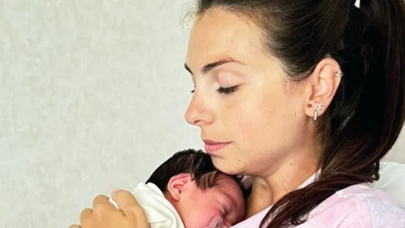 Mamma Cristina Biasucci tiene tra le braccia la piccola Penelope
