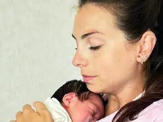 Mamma Cristina Biasucci tiene tra le braccia la piccola Penelope