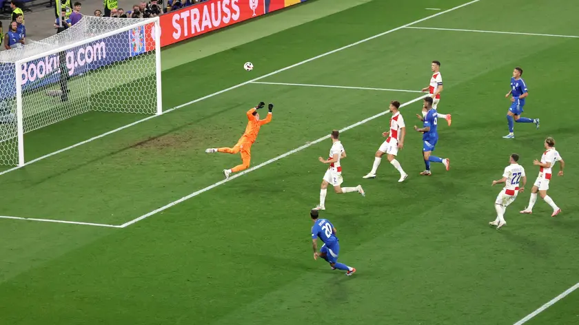 epa11435539 Mattia Zaccagni of Italy scores the 1-1 goal during the UEFA EURO 2024 group B soccer match between Croatia and Italy, in Leipzig, Germany, 24 June 2024. EPA/ABEDIN TAHERKENAREH
