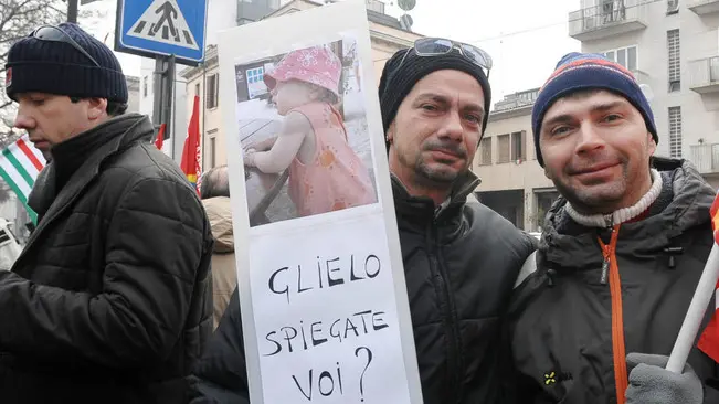 Este, 29.12.2011 Protesta lavoratori Isoclima ad Este. Nella foto: un cassaintegrato mostra la foto della propria figlia. ph. Zangirolami