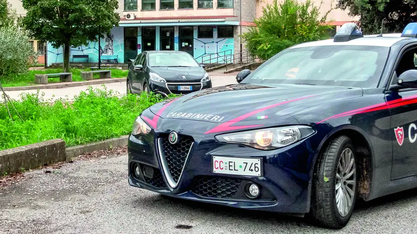 La gazzella dei carabinieri nella scuola dove si è verificata la tragedia