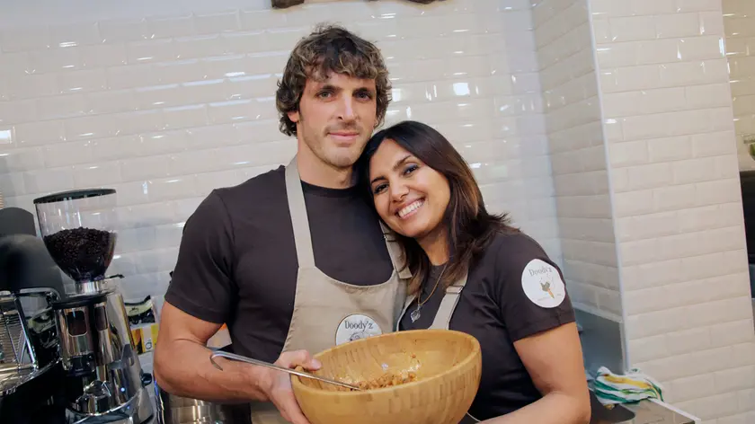 Mirco Bergamasco dietro il banco con la moglie Ati Safavi (foto Bianchi)