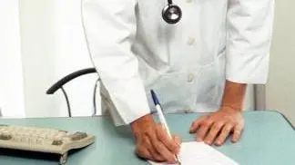 - Un medico di base compila una ricetta davanti al computer