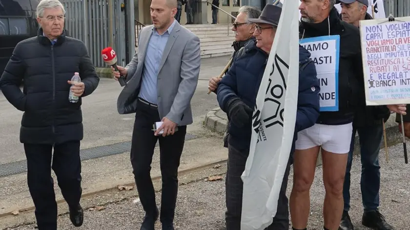 A sinistra Vincenzo Consoli, a destra i risparmiatori rovinati