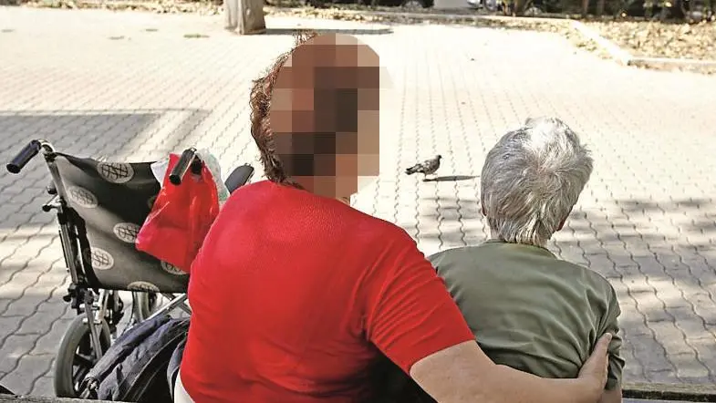 Una badante con la sua assistita, talvolta la relazione non finisce bene