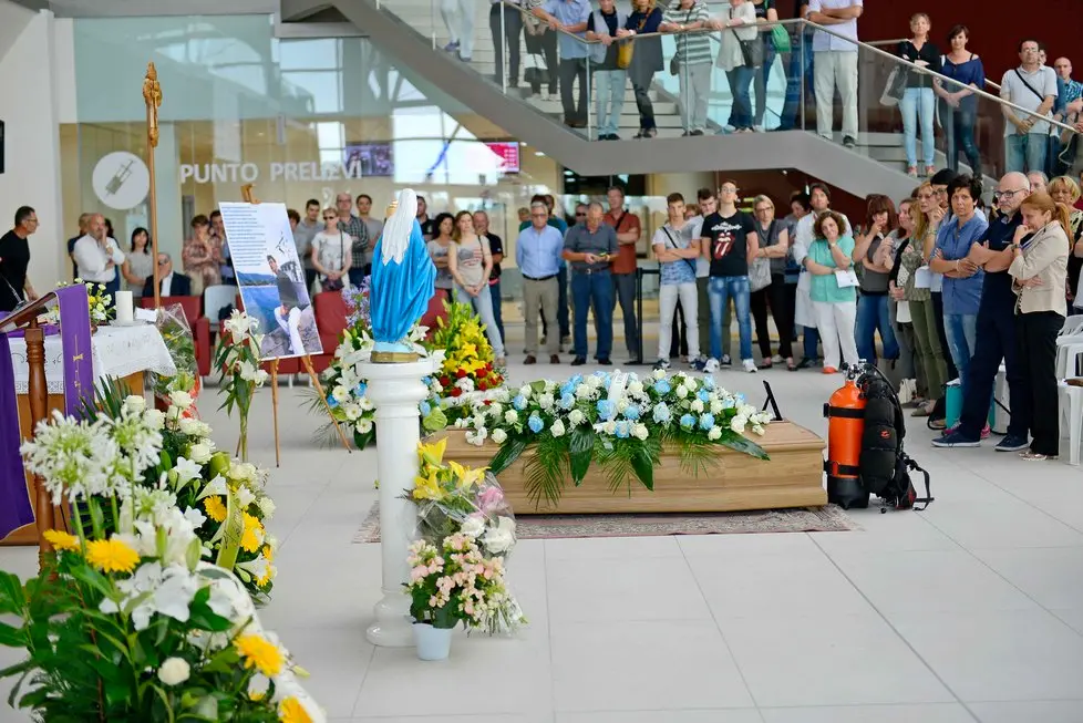 BOTTIN - 21/06/2016 - monselice - funerale del dottor Massimo Arboit nella foto: l'ospedale pieno di gente per Massimo ph zangirolami