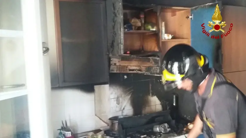 L'intervento dei vigili del fuoco in una cucina