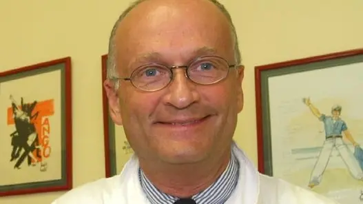 14 ottobre 2004 Ospedale San Antonio , Prof Nardacchione illustra il funzionamento del nuovo "navigatore" nelle operazioni al ginocchio (CARRAI) 14 ottobre 2004 Ospedale San Antonio , Prof Nardacchione illustra il funzionamento del nuovo