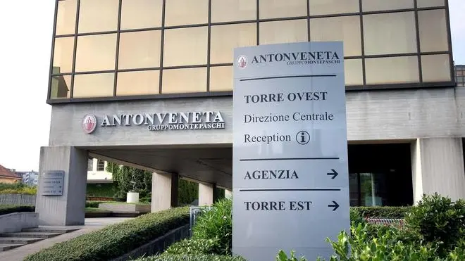 NUOVA INSEGNA SULLA SEDE DELLA BANCA ANTONIANA POPOLARE VENETA DI PADOVA. ACCANTO AD ANTONVENETA C'E' LA SCRITTA MPS MONTE PASCHI SIENA.. NUOVO CORSO La sede Antonveneta A sinistra il d.g. Giuseppe Menzi