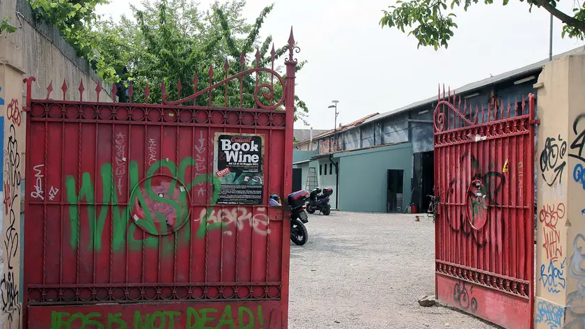 L’ingresso del “Centro Sociale Occupato Pedro” di via Ticino