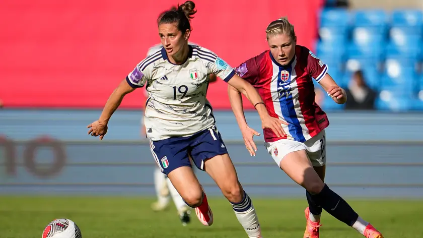 epa11382308 Italy's Martina Lenzini (L) and Norway´s Sophie Roman Haug in action druing the UEFA Women's EURO 2025 qualifier soccer match between Norway and Italy, in Oslo, Norway, 31 May 2024. EPA/Beate Oma Dahle NORWAY OUT