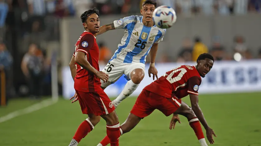 epa11469654 Nahuel Molina of Argentina (C) in action against Canada during the CONMEBOL Copa America 2024 Semi-finals match between Argentina and Canada, in East Rutherford, New Jersey, USA, 09 July 2024. EPA/CJ GUNTHER