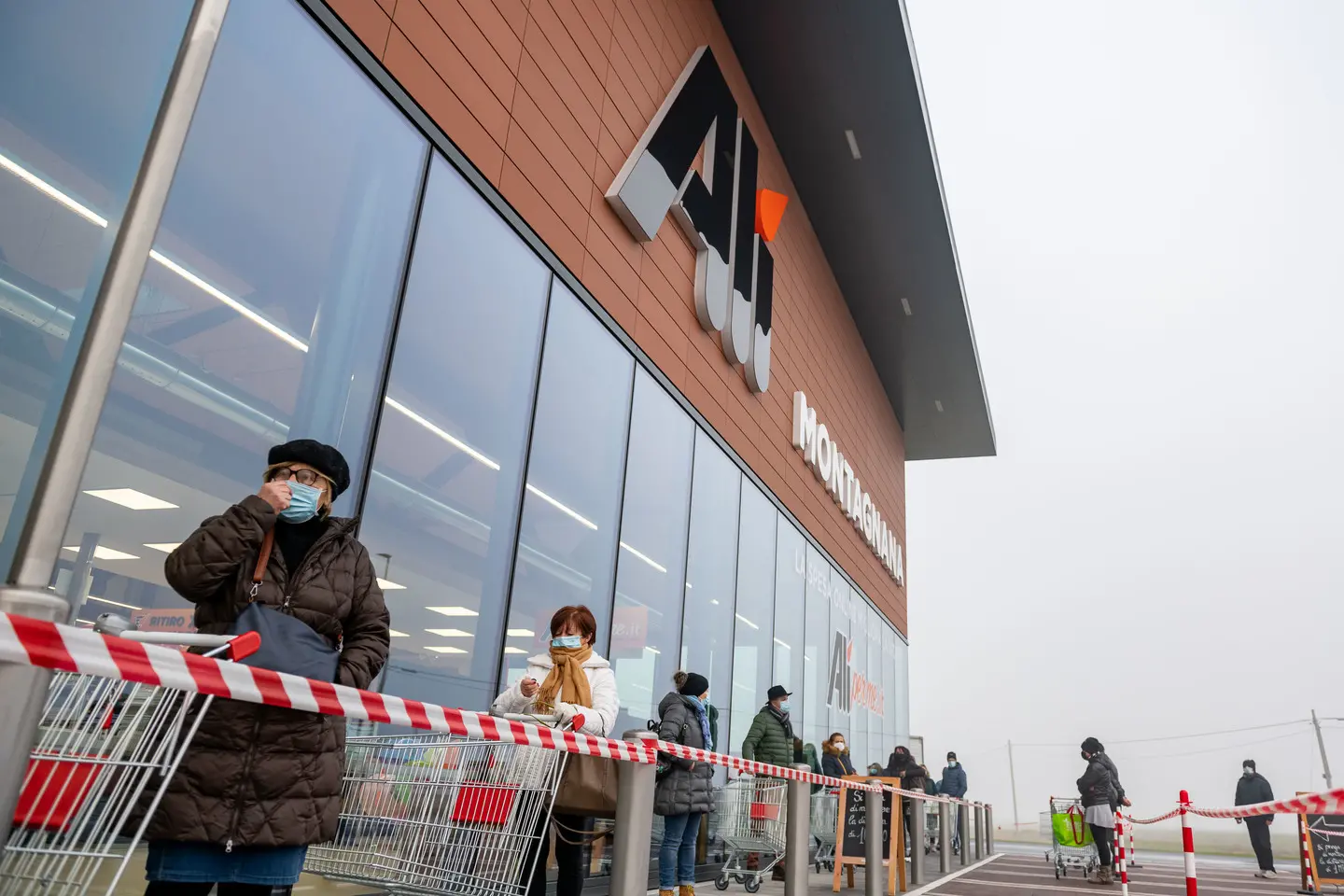 Montagnana (PD), 21 gennaio 2021. Inaugurazione Supermercato Ali a Montagnana. Nella Foto: cittadini già dalle prime ore del mattino in coda per fare la prima spesa al nuovo Alì