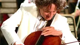Goran Bregovic, 60 anni, torna in concerto a Padova con un nuovo spettacolo ispirato ad alcol e allegria