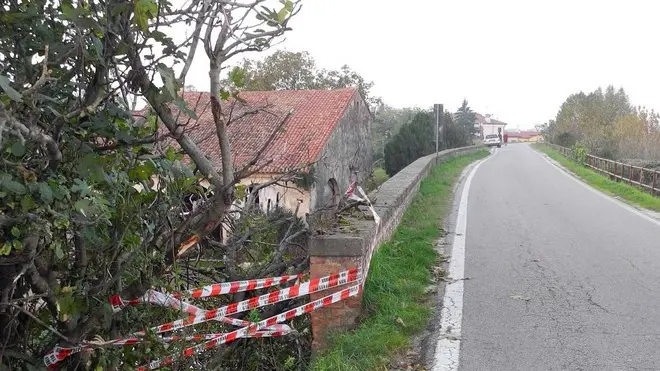Este, 03 Nov 2013 Incidente stradale in via Fiume. nella foto: sulla sinx., il punto dove l'auto è uscita di strada, in fondo sulla destra il ponte della Torre Ph. Zangirolami