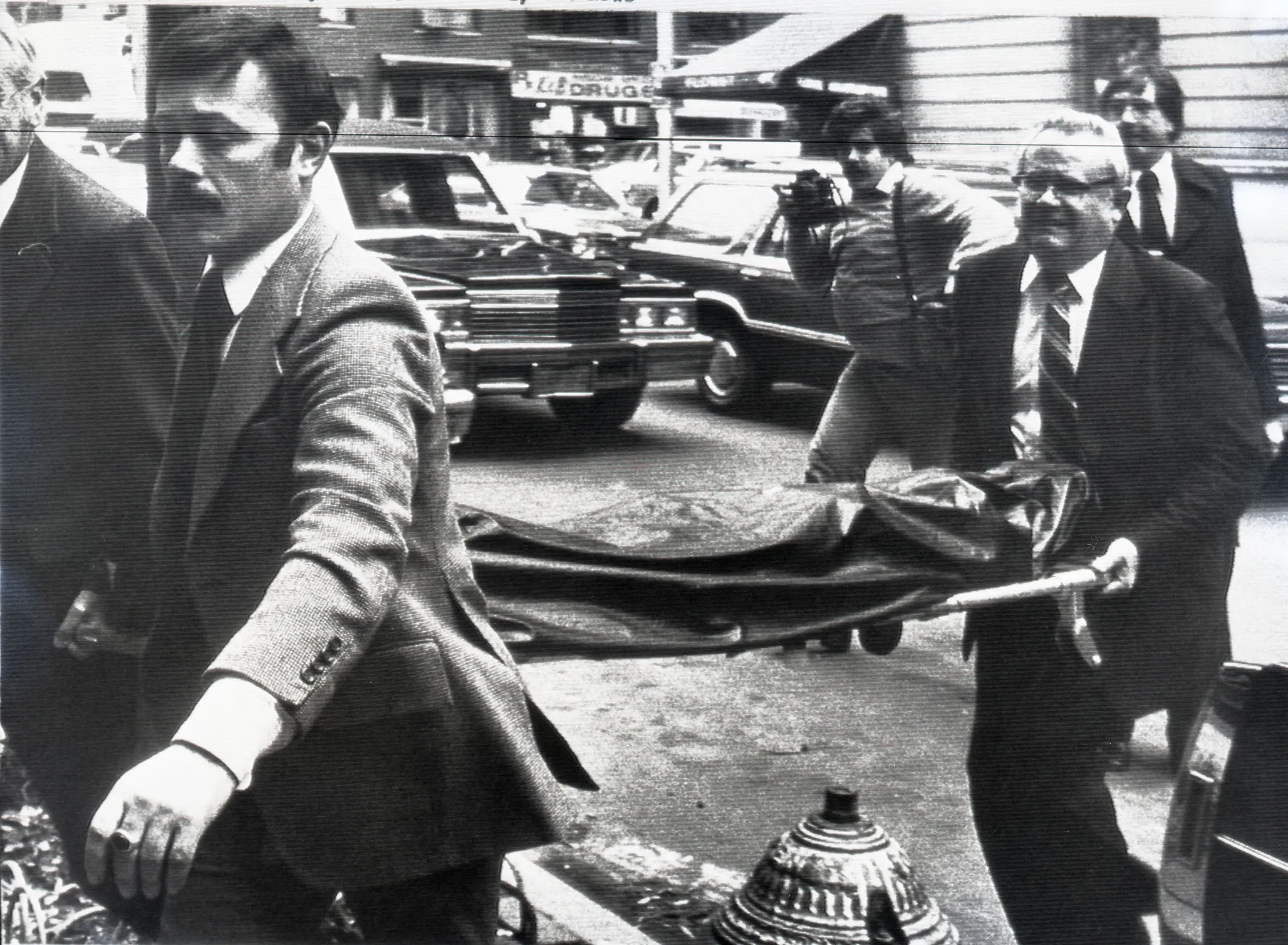 Il corpo senza vita di John Lennon viene portato via