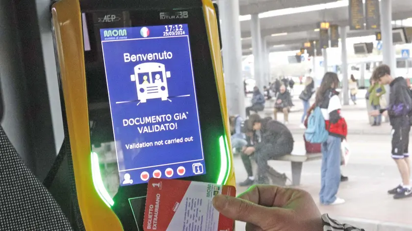 Uno dei nuovi verificatori per biglietti e abbonamenti