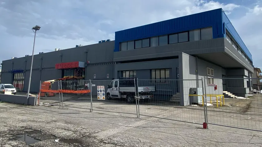 I lavori di ristrutturazione in atto sullo stabilimento ex Mercatone Uno, qui aprirà un negozio di Mag Moda