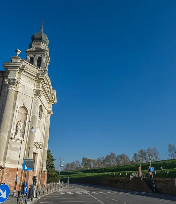 Boara Pisani (PD), 23 novembre 2017. Reportage su Boara Pisani. Nella foto: la chiesa parrocchiale con il crocefisso ligneo.