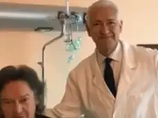 Red con il chirurgo che l'ha operato