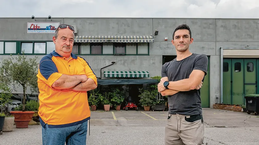 Jean Luc Maron e Alessandro Moro, due dei soci fondatori della Csd. I due posano davanti al capannone che fu della Gs Montaggi ©2023 FOTO ZANGIROLAMI