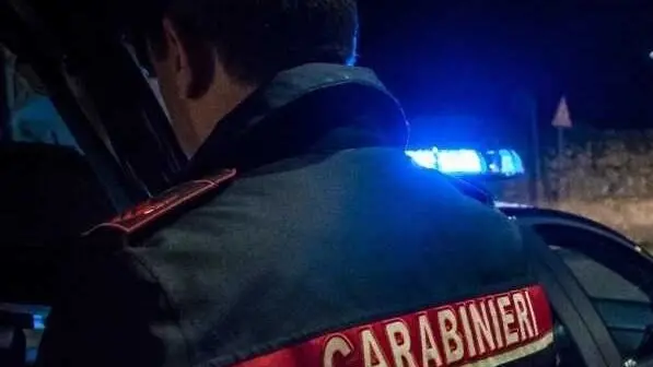 I carabinieri hanno scoperto il ladro dell'ex panificio mentre caricava le attrezzature su un furgone