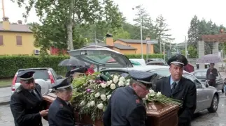 IL FUNERALE. L’arrivo del feretro di Antonio Amato