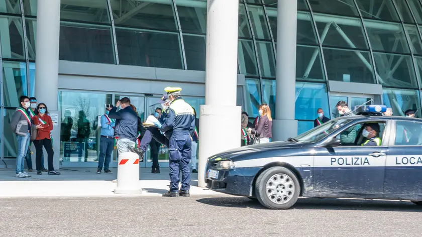 09 aprile 2020. Sit in dei sindaci presso ospedale di Schiavonia con arrivo della Polizia Locale di Monselice. Nella foto: la Polizia Locale di Monselice procede a verbalizzare l'assembramento.
