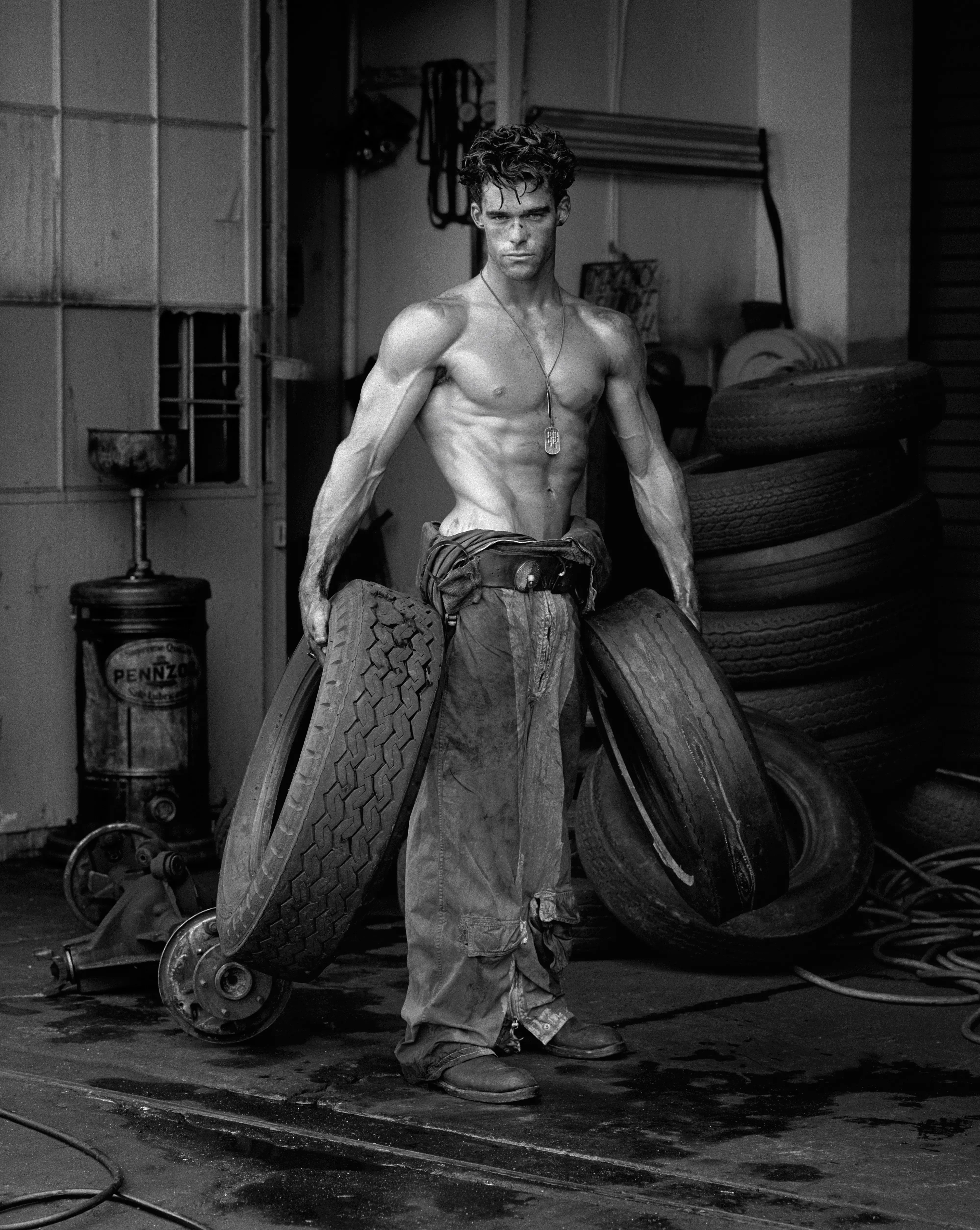 Fred con I pneumatici/Fred with Tires, the Body Shop, Los Angeles, 1984 © Herb Ritts / Trunk Archive