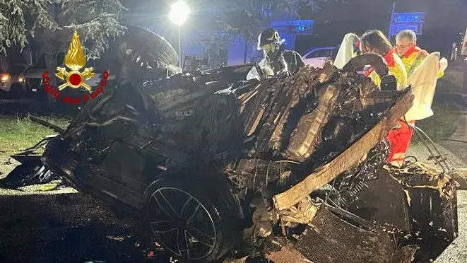 I resti irriconoscibili dell'Audi A6 dopo il terribile incidente
