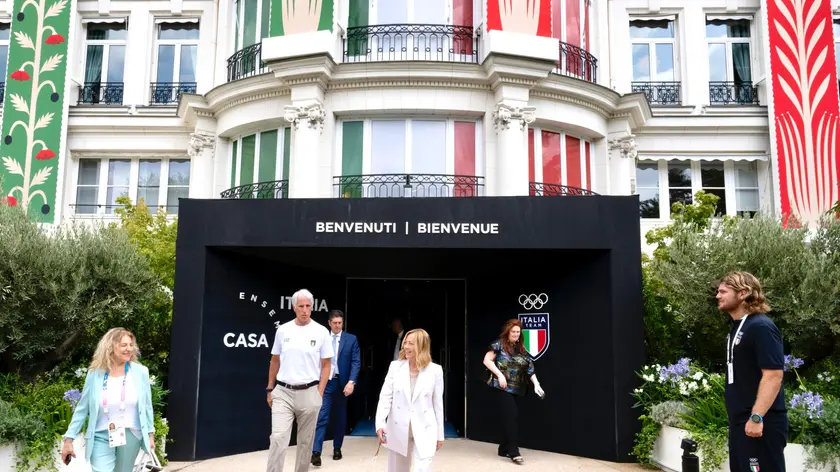 La premier Giorgia Meloni a Casa Italia, quartier generale della delegazione italiana alle Olimpiadi di Parigi, con il presidente del Coni, Giovanni Malagò, Parigi, 01 agosto 2024. ANSA/ UFFICIO STAMPA PRESIDENZA DEL CONSIGLIO/ FILIPPO ATTILI +++ ANSA PROVIDES ACCESS TO THIS HANDOUT PHOTO TO BE USED SOLELY TO ILLUSTRATE NEWS REPORTING OR COMMENTARY ON THE FACTS OR EVENTS DEPICTED IN THIS IMAGE; NO ARCHIVING; NO LICENSING +++ NPK +++