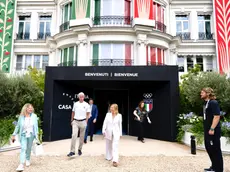 La premier Giorgia Meloni a Casa Italia, quartier generale della delegazione italiana alle Olimpiadi di Parigi, con il presidente del Coni, Giovanni Malagò, Parigi, 01 agosto 2024. ANSA/ UFFICIO STAMPA PRESIDENZA DEL CONSIGLIO/ FILIPPO ATTILI +++ ANSA PROVIDES ACCESS TO THIS HANDOUT PHOTO TO BE USED SOLELY TO ILLUSTRATE NEWS REPORTING OR COMMENTARY ON THE FACTS OR EVENTS DEPICTED IN THIS IMAGE; NO ARCHIVING; NO LICENSING +++ NPK +++
