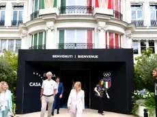 La premier Giorgia Meloni a Casa Italia, quartier generale della delegazione italiana alle Olimpiadi di Parigi, con il presidente del Coni, Giovanni Malagò, Parigi, 01 agosto 2024. ANSA/ UFFICIO STAMPA PRESIDENZA DEL CONSIGLIO/ FILIPPO ATTILI +++ ANSA PROVIDES ACCESS TO THIS HANDOUT PHOTO TO BE USED SOLELY TO ILLUSTRATE NEWS REPORTING OR COMMENTARY ON THE FACTS OR EVENTS DEPICTED IN THIS IMAGE; NO ARCHIVING; NO LICENSING +++ NPK +++