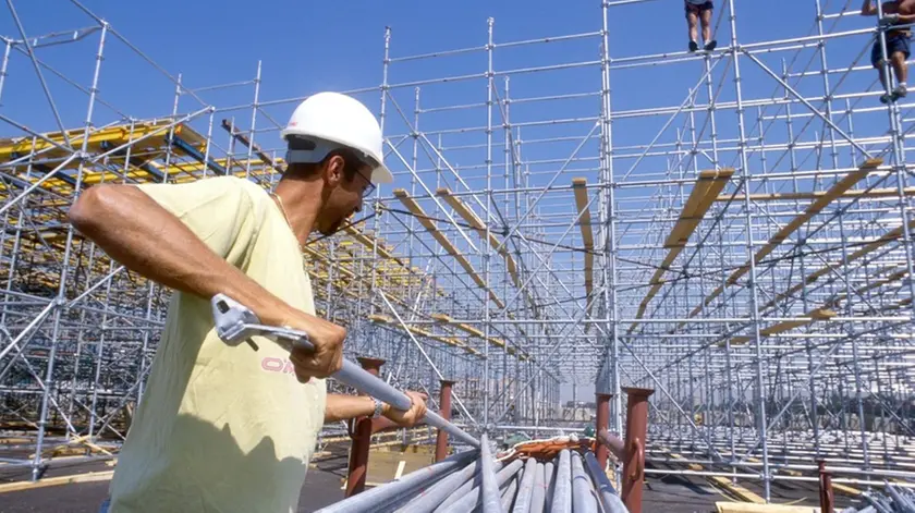 LAVORI EDILI, CANTIERE OPERAIO CON CASCHETTO