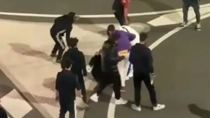 Un fermo immagine del video del pestaggio in mezzo alla strada tra adolescenti