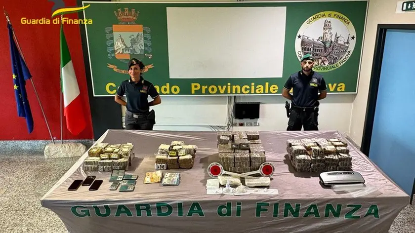 I baschi verdi con i quasi cento chili di stupefacenti sequestrati, tra hashish e cocaina