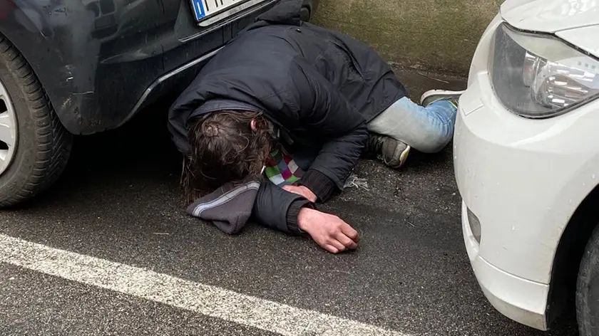 Un drogato collassato a terra dopo una dose. Una scena frequente nell'area Stazione